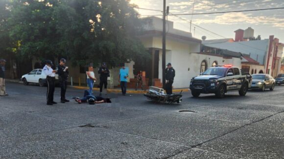 Joven automovilista se pasa un alto en el Centro de Guasave y lesiona a un motociclista