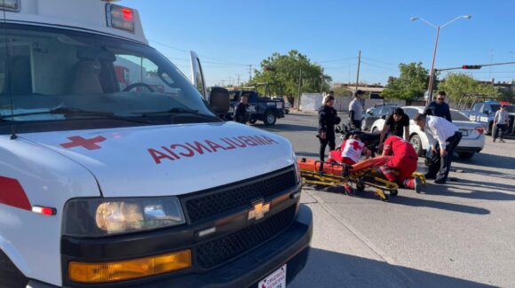 Dos jóvenes motociclistas resultan gravemente heridos tras chocar contra automóvil en Guamúchil