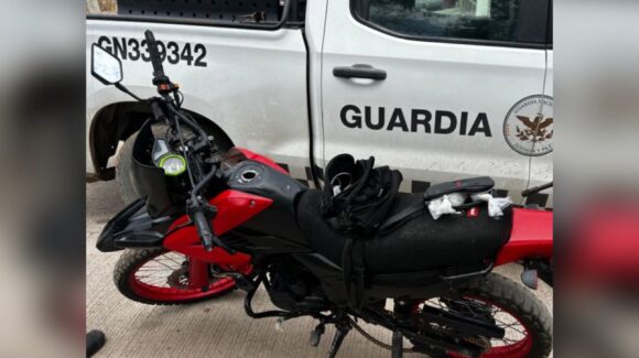 ¡Dispararon! Motociclistas huyen dejando tirada la Italika y una mochila con droga, en Culiacán