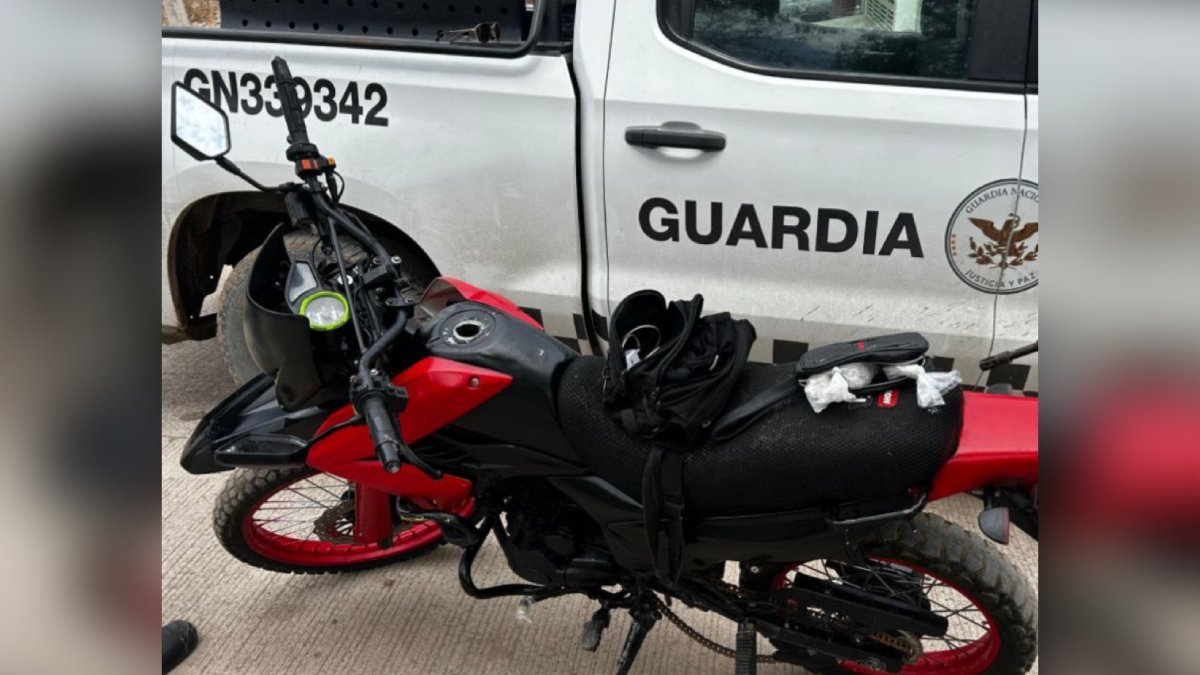 Motociclistas huyen dejando tirada una Italika y una mochila con droga, en Culiacán
