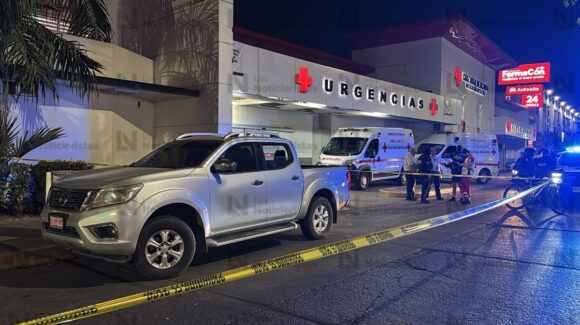 ¡Son hermanos! Dos hombres golpeados llegan a Cruz Roja en Culiacán; uno pierde la vida en camioneta