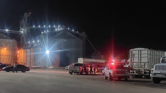 Muere trabajador tras caer de un tráiler en bodega de granos, en Salvador Alvarado