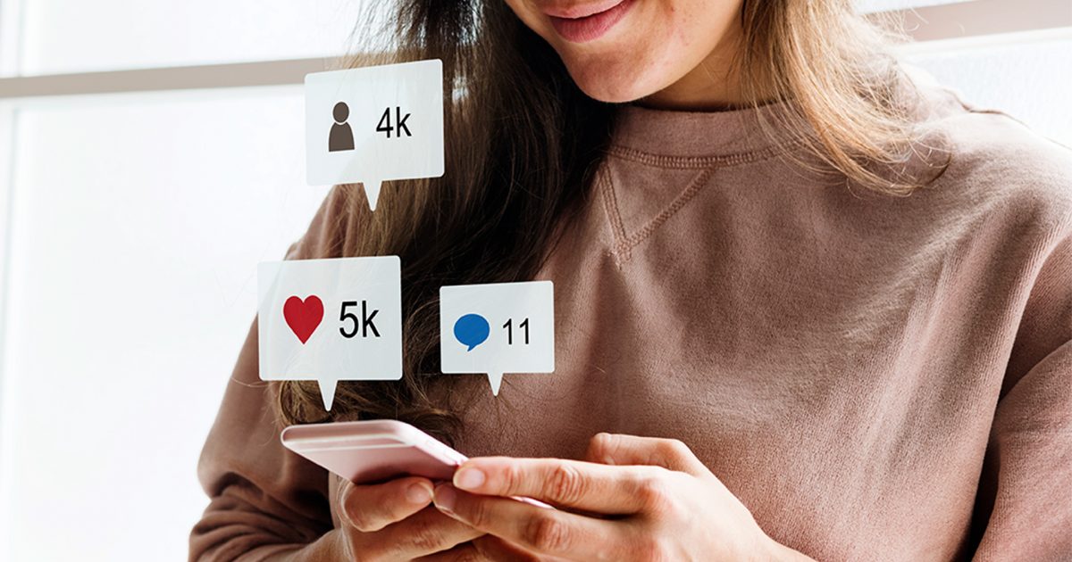 Mujer con celular y redes sociales