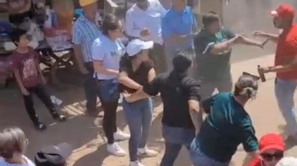Mujeres se traman a golpes en la semifinal de la Clemente Grijalva, en Juan José Ríos; una de ellas queda inconsciente
