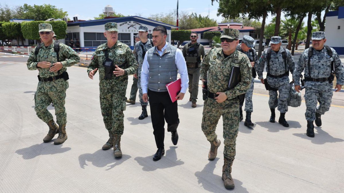 Omar García Harfuch y el secretario de Defensa, General Ricardo Trevilla recorrieron algunas calles de Culiacán