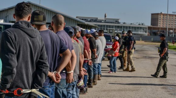 ICE detiene a dos mexicanos con historial criminal en redada masiva en hipódromo de Luisiana