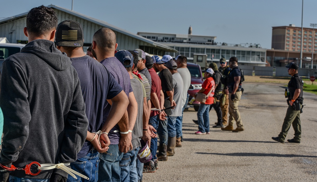 ICE detiene a dos mexicanos con historial criminal en redada masiva en hipódromo de Luisiana
