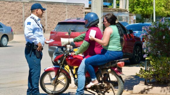 ¡Último llamado! Refuerzan operativo sobre uso de casco y regularización para motocicletas en Guamúchil