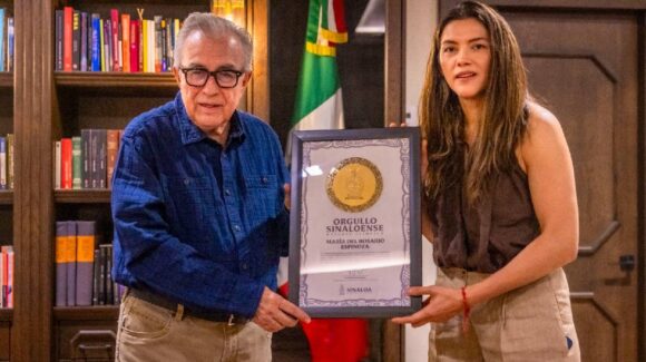 Otorgan certeza jurídica a la vivienda de los padres de María del Rosario Espinoza, orgullo olímpico de Sinaloa