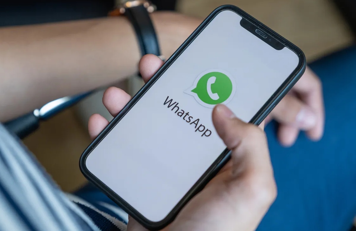 Pantalla de celular con logotipo de WhatsApp