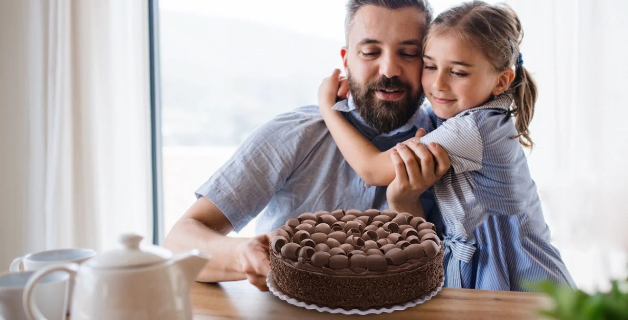Papá e hija con pastel de chocolate