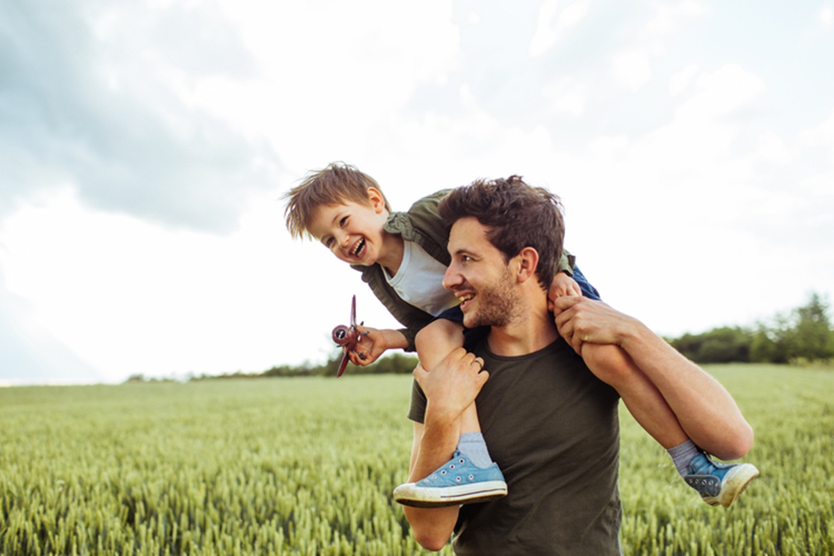 Papá e hijo jugando