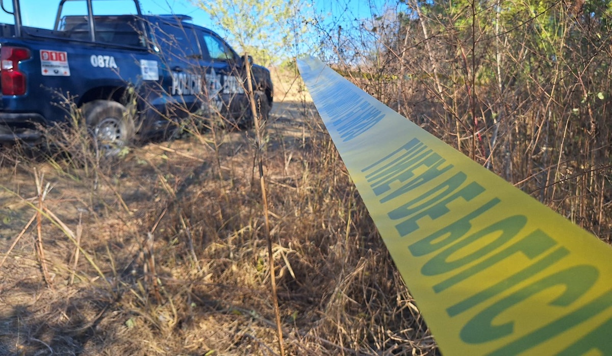 Patrulla de la policía estatal junto a cinta amarilla