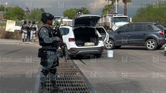 Grupo armado despoja un auto y abandona camioneta baleada tras persecución, en Culiacán