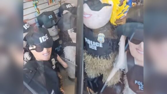 Piñatas de agentes ICE se vuelven virales en Chicago como protesta contra redadas migratorias