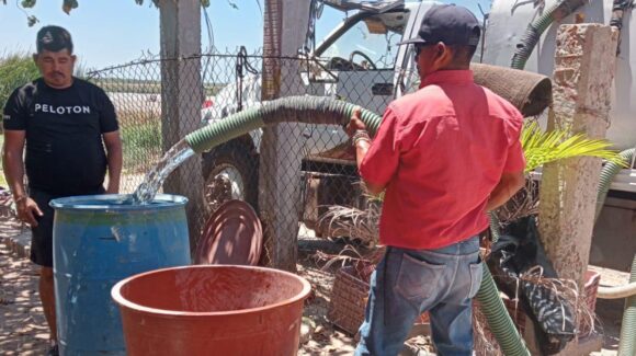 Duplican el envío de pipas con agua a El Colorado; las unidades son escoltadas por seguridad para evitar la venta