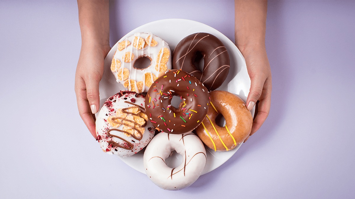 Plato con donas de diferentes tipos