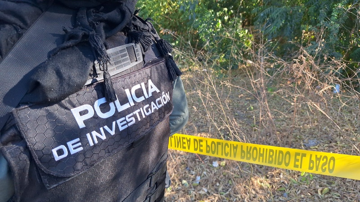 Policía de Investigación junto a cinta amarilla