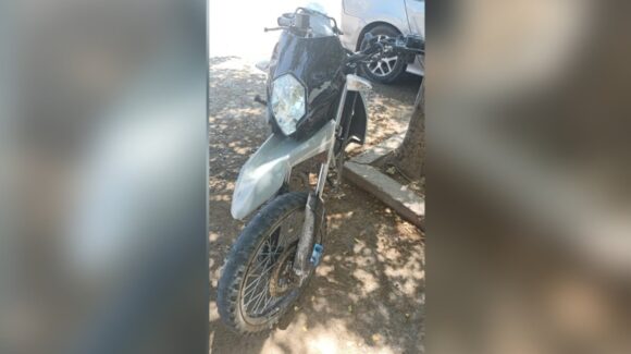 Policías estatales recuperan motocicleta robada en Culiacán