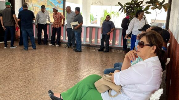 De nueva cuenta, policías jubilados de Guasave se plantan en el Ayuntamiento exigiendo pago de retroactivo