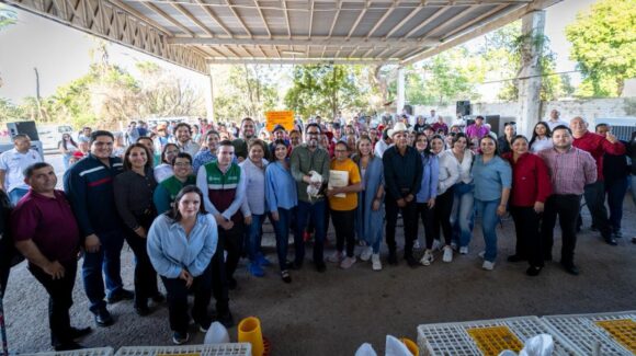 Alcalde de Culiacán arranca el programa Cría de Aves de Traspatio 2025 en Quilá