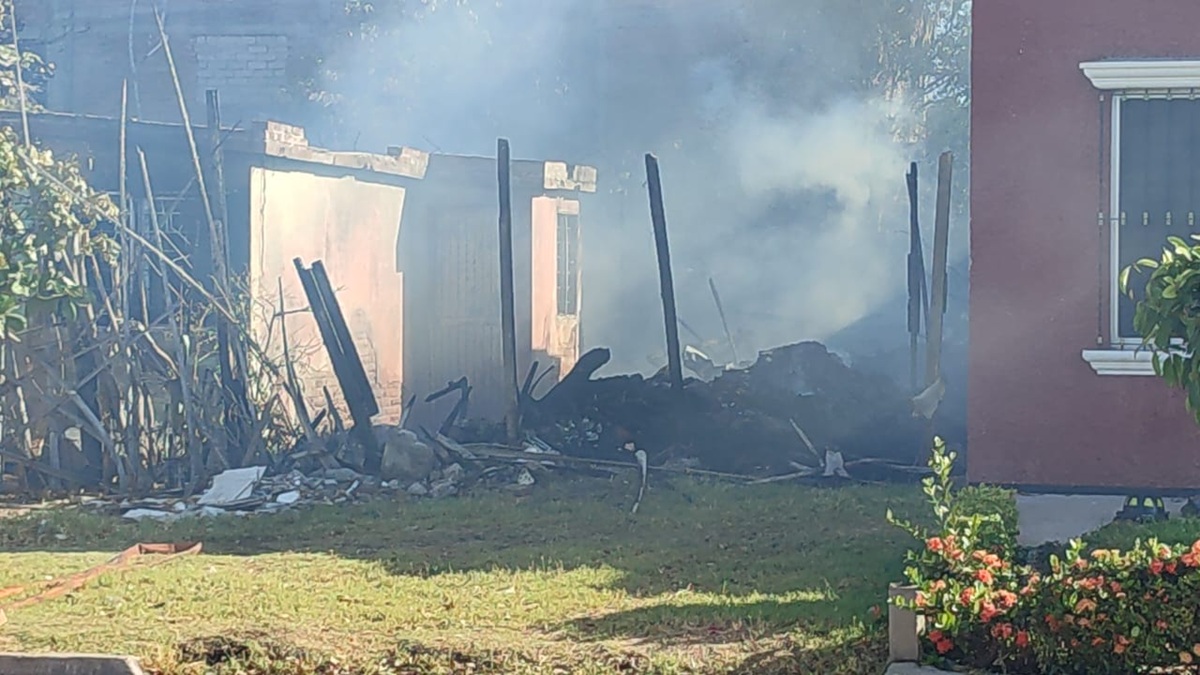 Quema de basura daña vivienda en Los Mochis