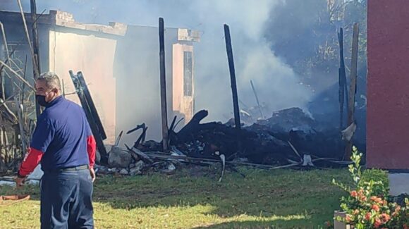 Quema de basura se sale de control en Los Mochis; fuego alcanza interior de vivienda