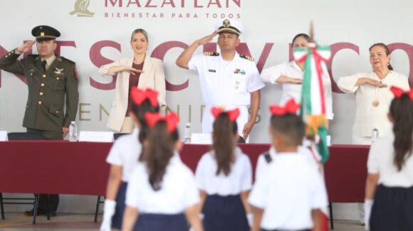 Realizan Lunes Cívico con entrega de reconocimientos y reforestación en kínder de Mazatlán