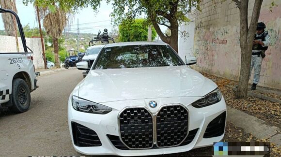 ¡Lo abandonaron! Recuperan un BMW robado momentos antes en Las Quintas, Culiacán