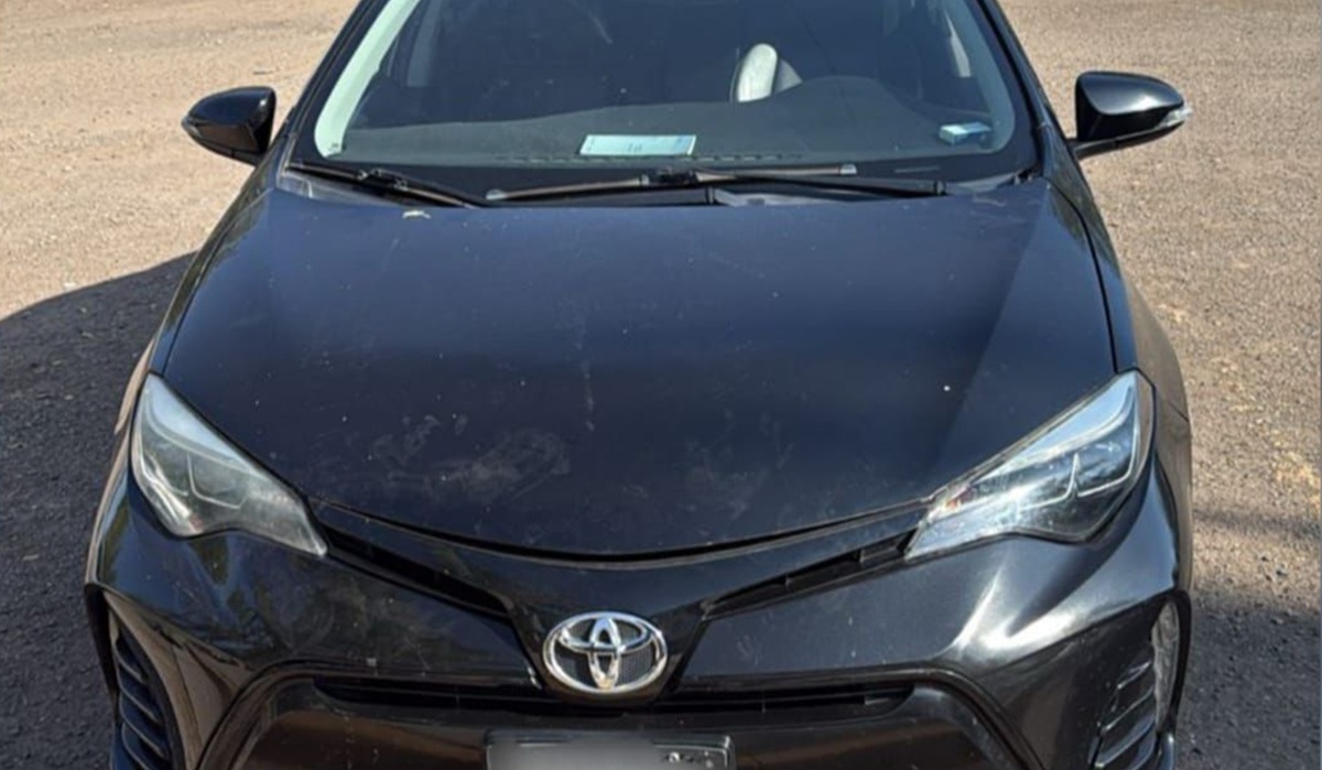 Recuperan vehículo robado en Culiacán con cartuchos