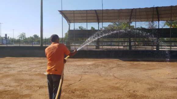 La Dirección de Deporte repara campos deportivos municipales para evitar futuras lesiones de jugadores