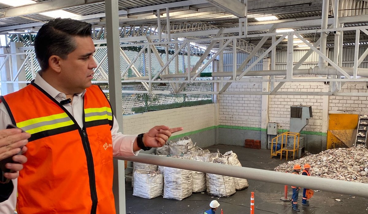 El diputado federal Ricardo Madrid conoce planta de PetStar, que recicla botellas PET