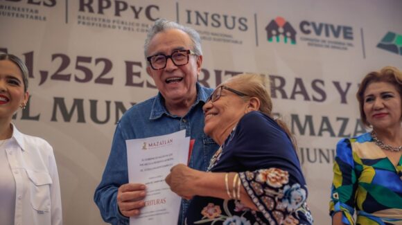 Con mil 252 escrituras, Gobierno de Sinaloa da certeza jurídica a 60 colonias de Mazatlán