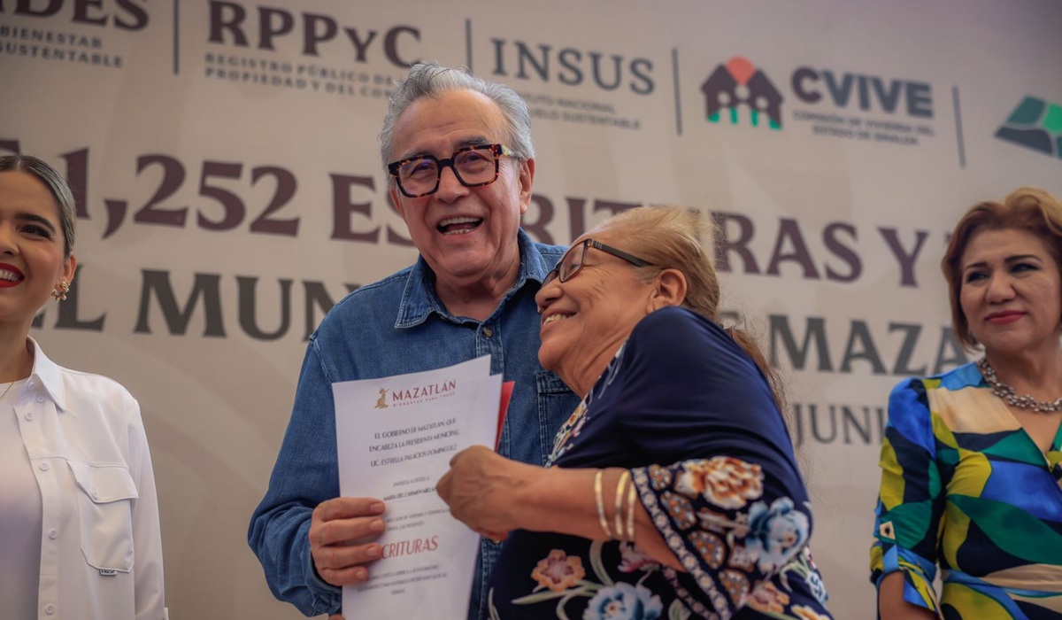 Rubén Rocha Moya entrega escrituras a familias de Mazatlán