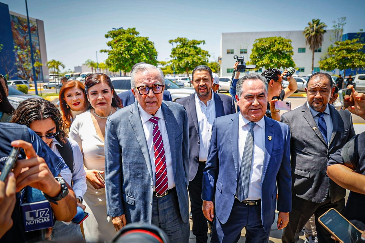 “Juntos debemos hacer que prevalezca la grandeza de la UAS”: Rocha asiste a informe de Madueña Molina