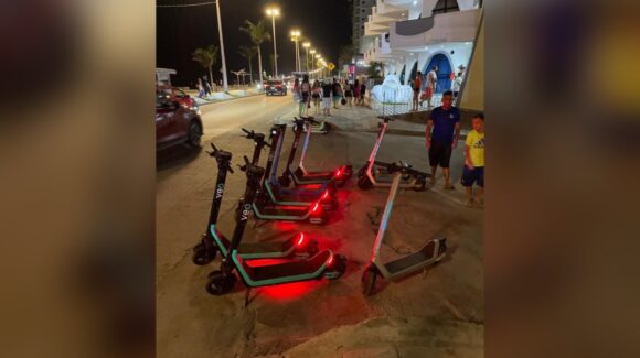 Arranca el ordenamiento de los scooters eléctricos en Mazatlán; usuarios deben usar casco, chaleco y rodilleras