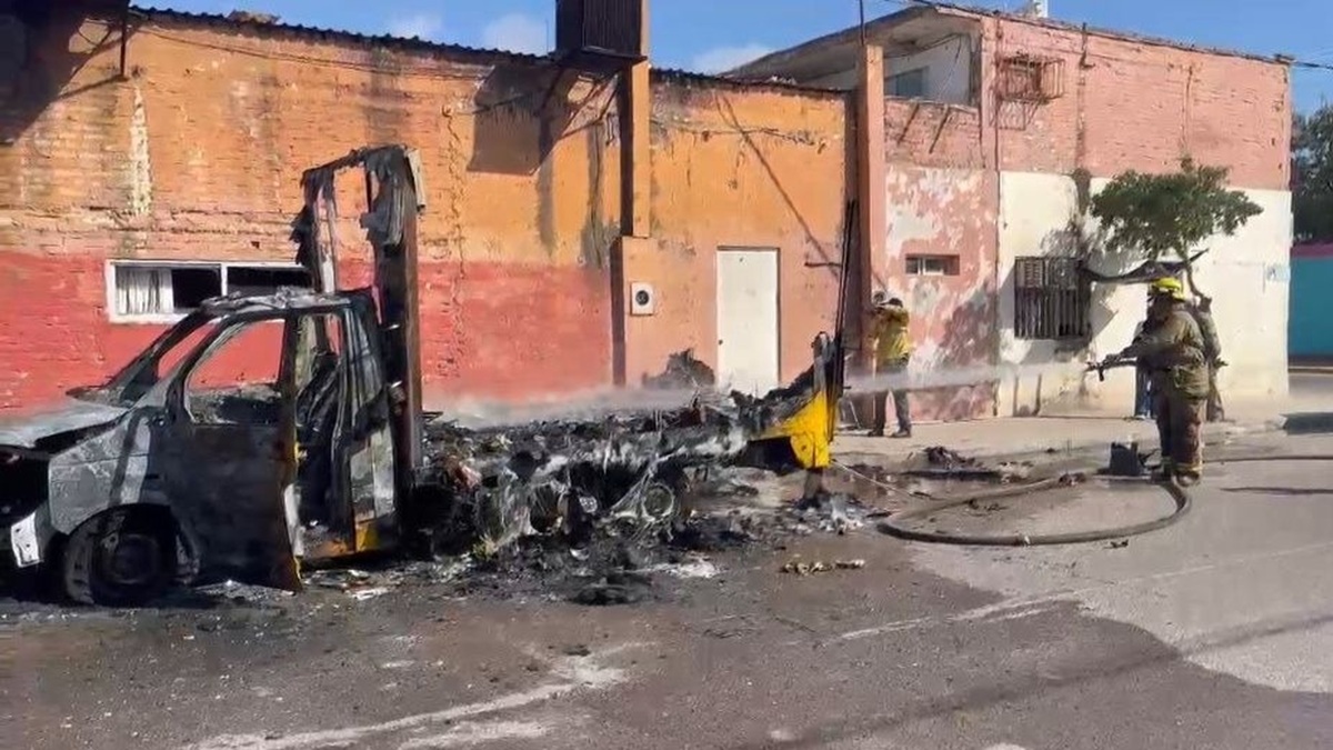 Se incendia camión repartidor en La Cruz de Elota, Sinaloa