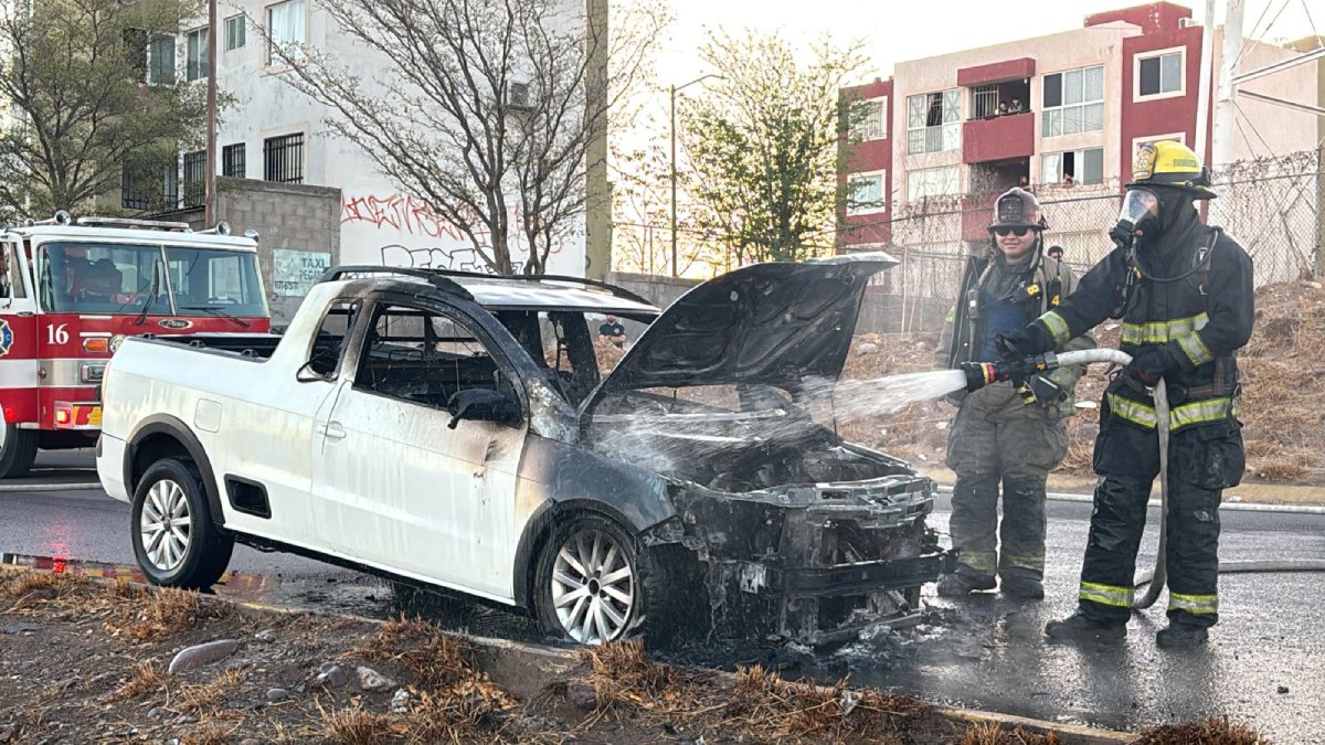 Se incendia camioneta en Lomas de San Isidro, en Culiacán