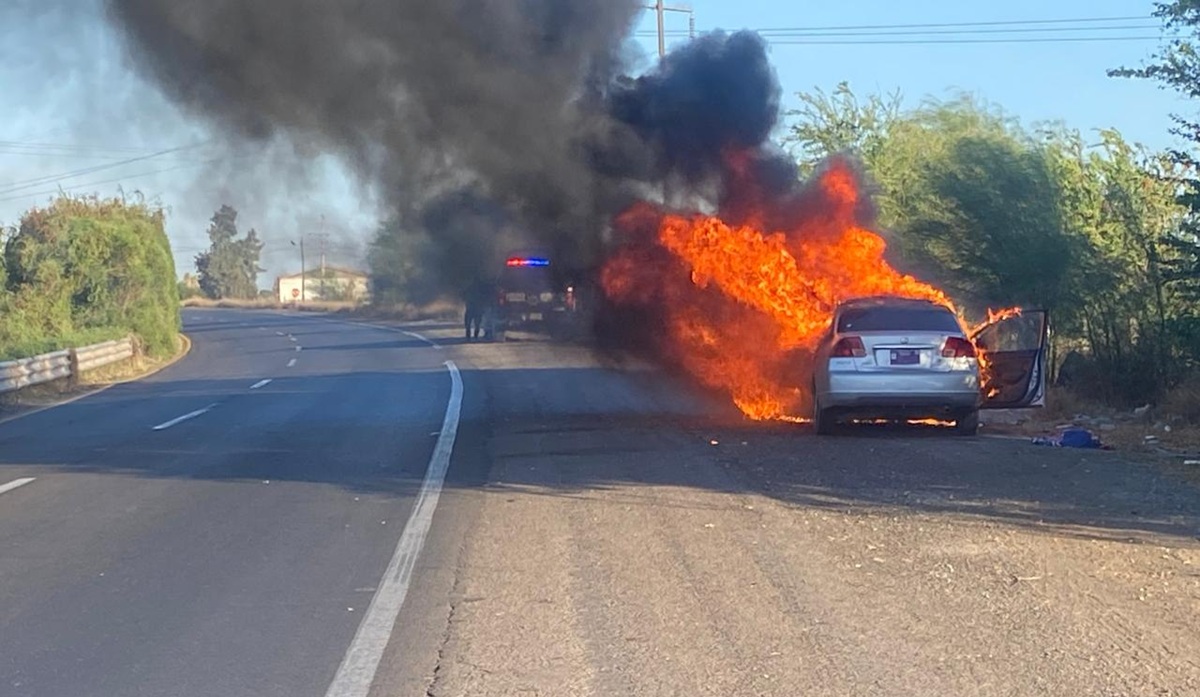 Se incendia vehículo en carretera México 15, en Guasave