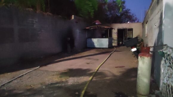 Se incendia vivienda en el sector Scally en Los Mochis