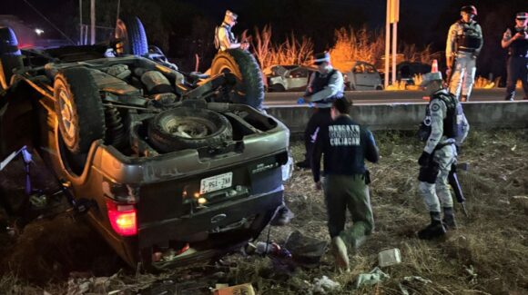 ¡No había conductor! Se registra aparatosa volcadura de camioneta por La Costerita, en Culiacán
