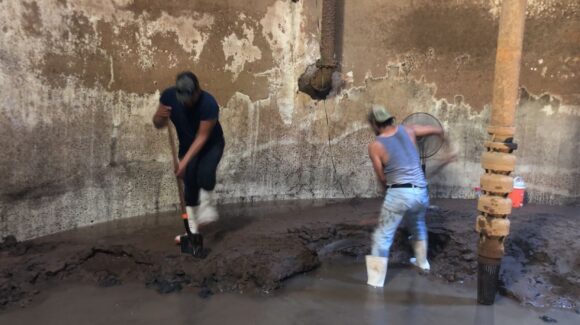 La sequía pega en Guasave; en Palos Blancos desazolvan pozo y cavan para dar suministro