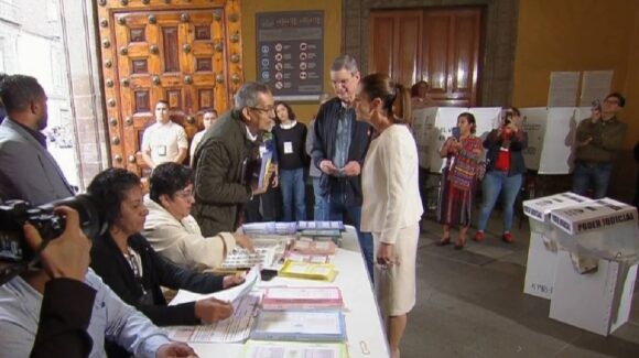 Claudia Sheinbaum ejerce su derecho al voto en las elecciones judiciales de México