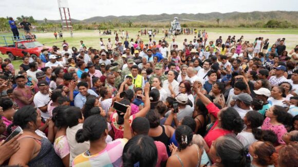 Sheinbaum visita Corralero, Oaxaca, para coordinar apoyos a damnificados por el huracán Erick