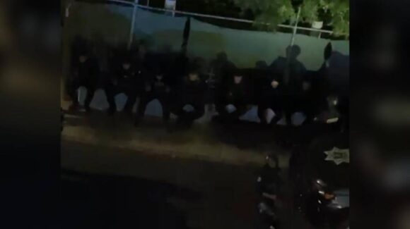 ¡Son una mujer y seis hombres! Identifican a policías municipales detenidos por atacar a estatales en clínica de Culiacán