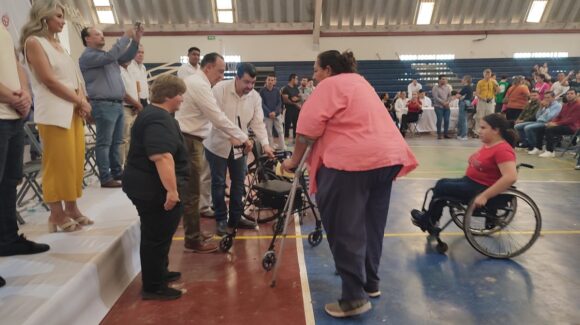 Congregación religiosa dona sillas de ruedas, muletas, andaderas a personas de escasos recursos en Ahome