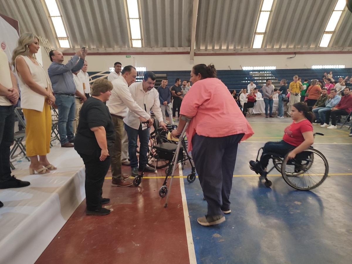 Congregación religiosa dona sillas de ruedas, muletas, andaderas a personas de escasos recursos en Ahome