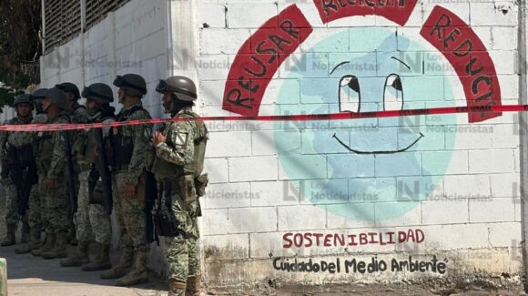 Frente a una escuela preparatoria abandonan cadáver con mensaje en Culiacán