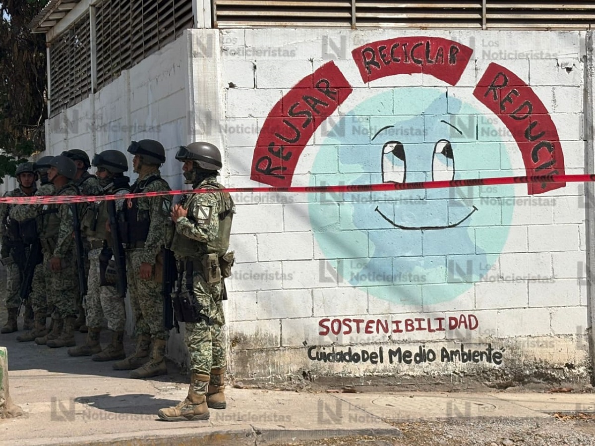Frente a una escuela preparatoria abandonan cadáver con mensaje en Culiacán