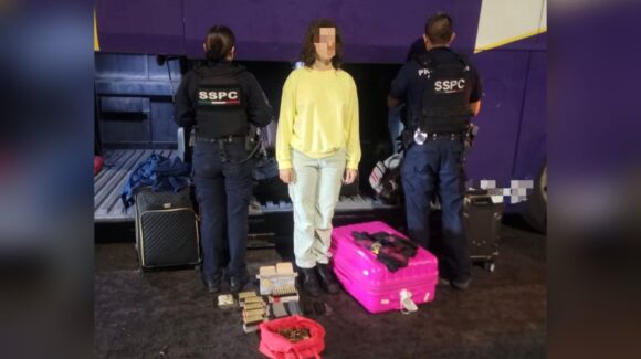 Policías de Harfuch detienen a mujer con maleta rosita llena de cargadores y balas en Culiacán